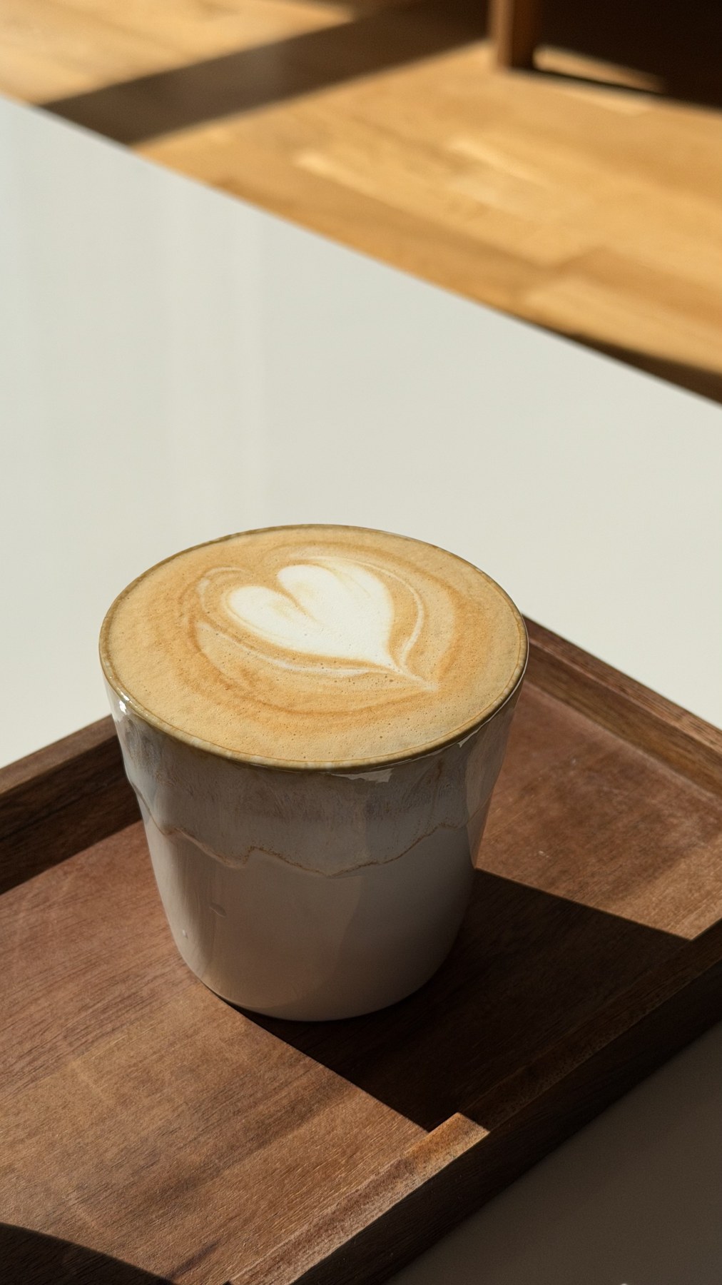Latte art en una taza de cerámica, preparado en casa